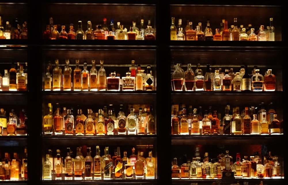 https://www.totalwine.com/site/binaries/t1636668829368/content/gallery/data-axle/0047-whisky-vs-whiskey/whiskey-bottles-variety.jpg
